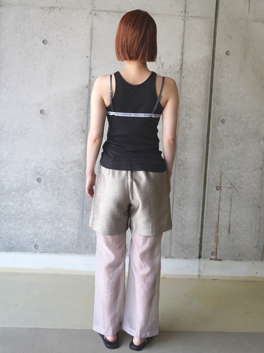 ブラック系のタンクトップ、ベージュ系のその他パンツを着用したレディースの夏コーディネートの2枚目の写真