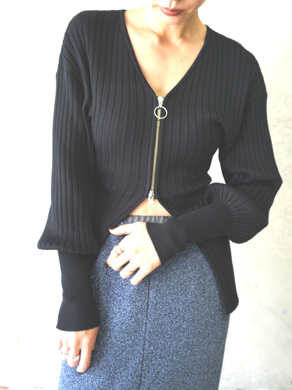 ブラック系のカーディガン/ボレロを着用したレディースの冬コーディネートの2枚目の写真