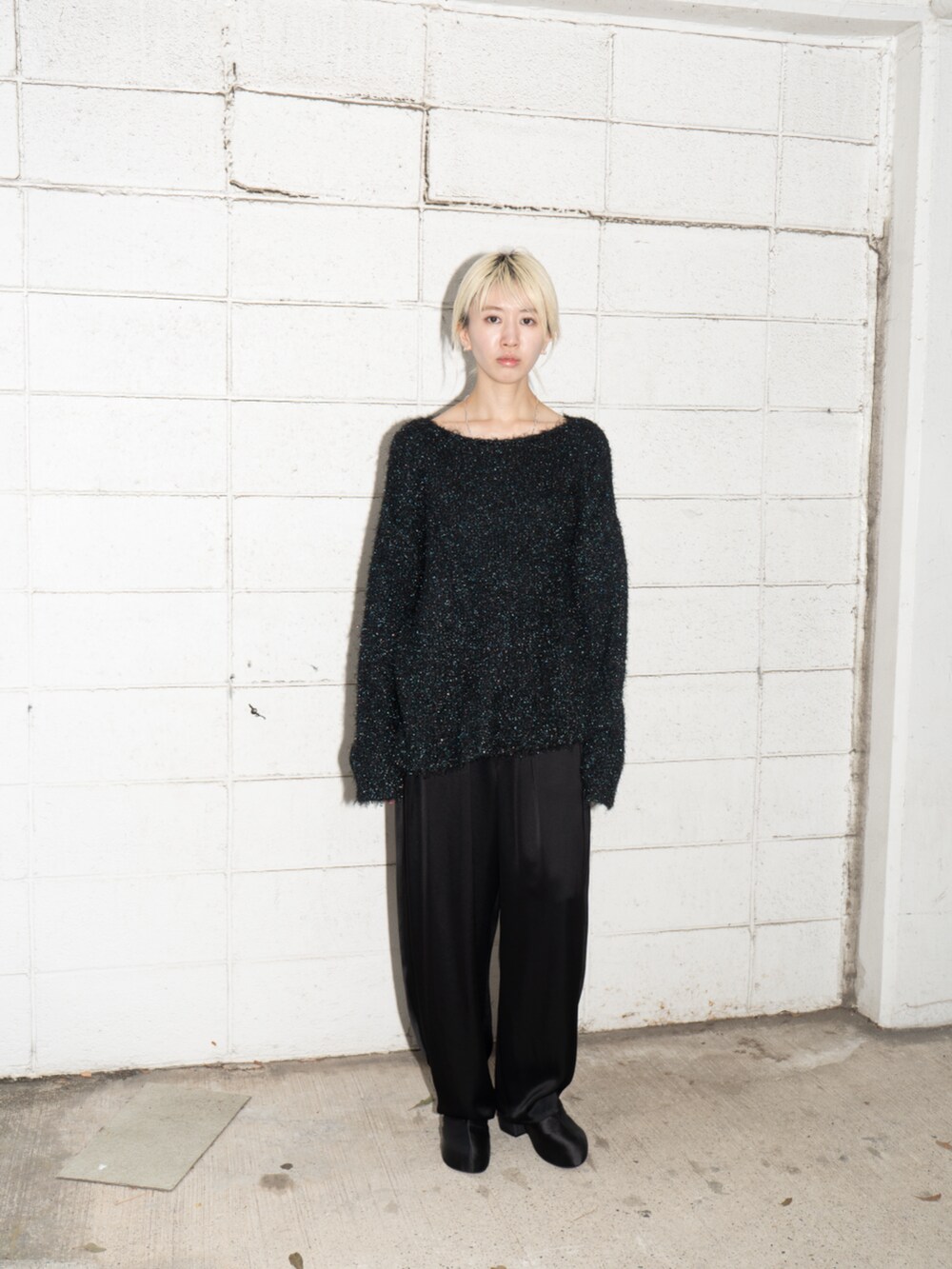 ブルー系のニット/セーターを着用したレディースの秋コーディネートの2枚目の写真