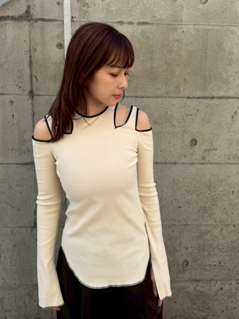 ベージュ系のTシャツ/カットソー、ブラウン系のその他パンツを着用したレディースの春コーディネートの3枚目の写真