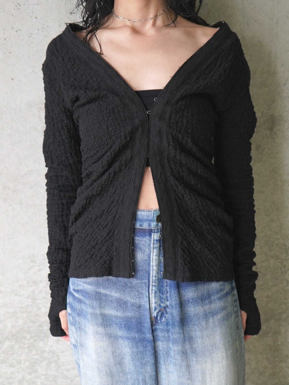 ブラック系のカーディガン/ボレロ、ブルー系のその他パンツを着用したレディースの春コーディネートの3枚目の写真