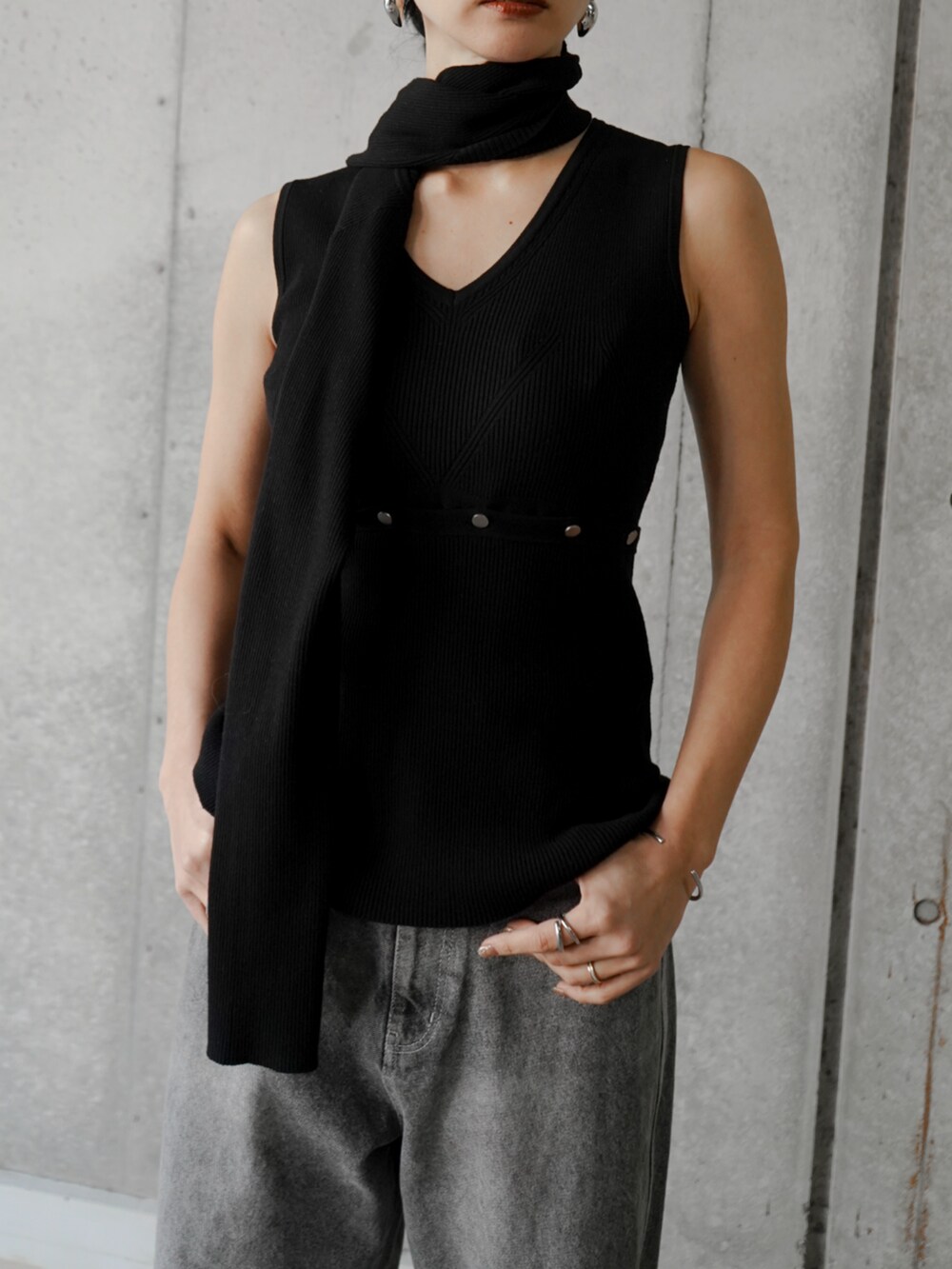 ブラック系のニット/セーター、ブラック系のデニムパンツを着用したレディースの冬コーディネートの2枚目の写真