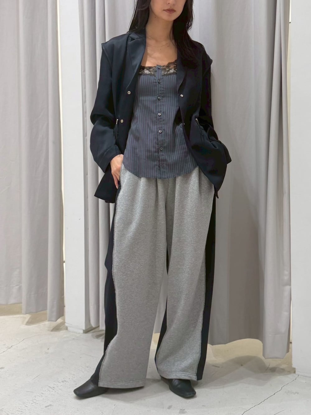 ブルー系のテーラードジャケット、その他のシャツ/ブラウス、ブルー系のスウェットパンツを着用したレディースの春コーディネートの2枚目の写真