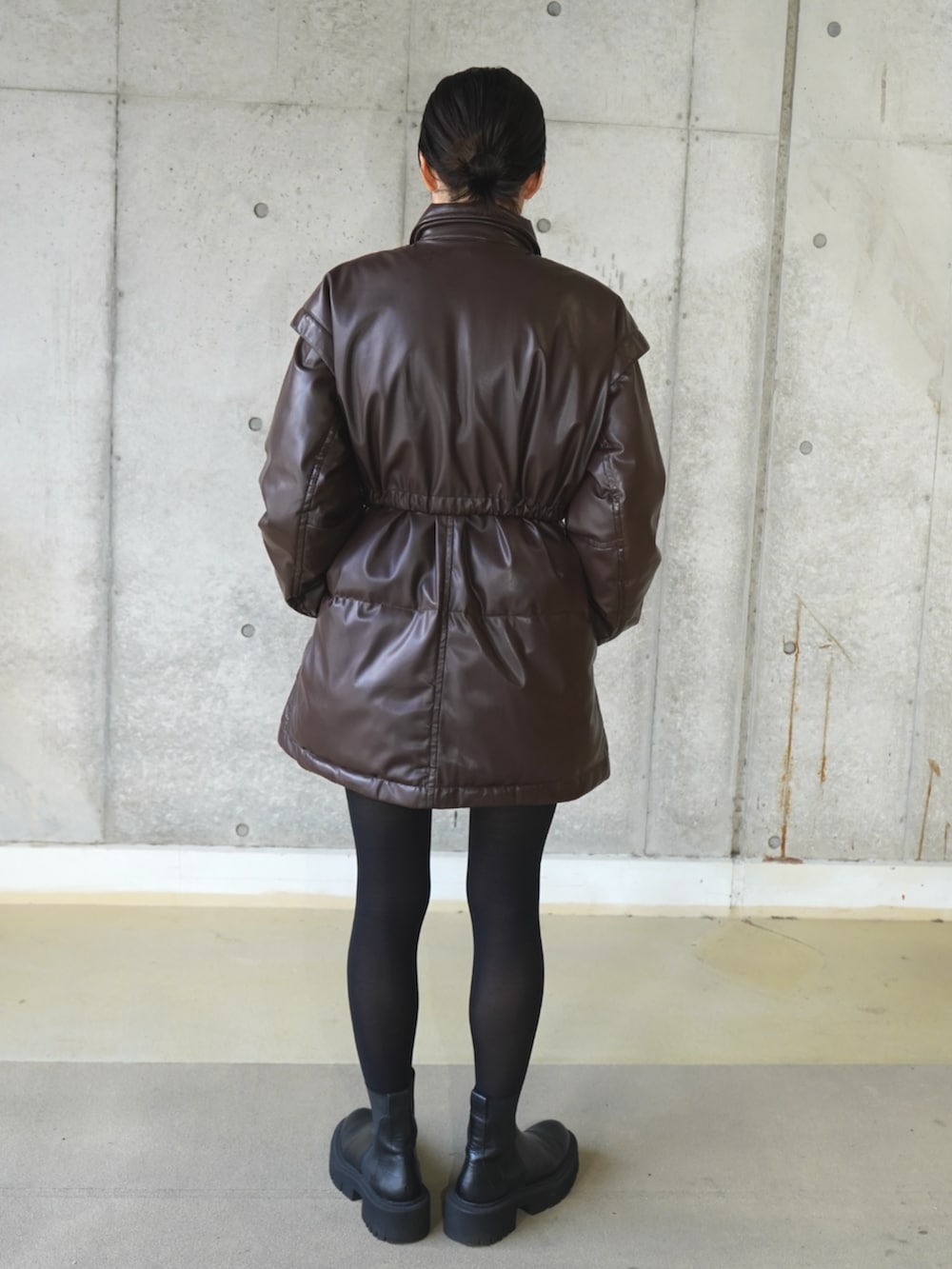 ブラウン系のその他アウターを着用したレディースの冬コーディネートの3枚目の写真