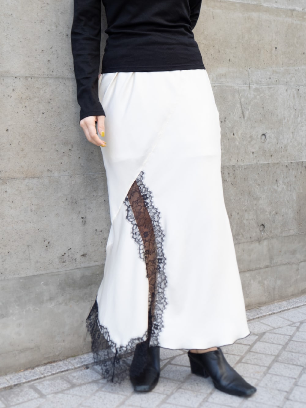 ホワイト系のスカートを着用したレディースの冬コーディネートの2枚目の写真