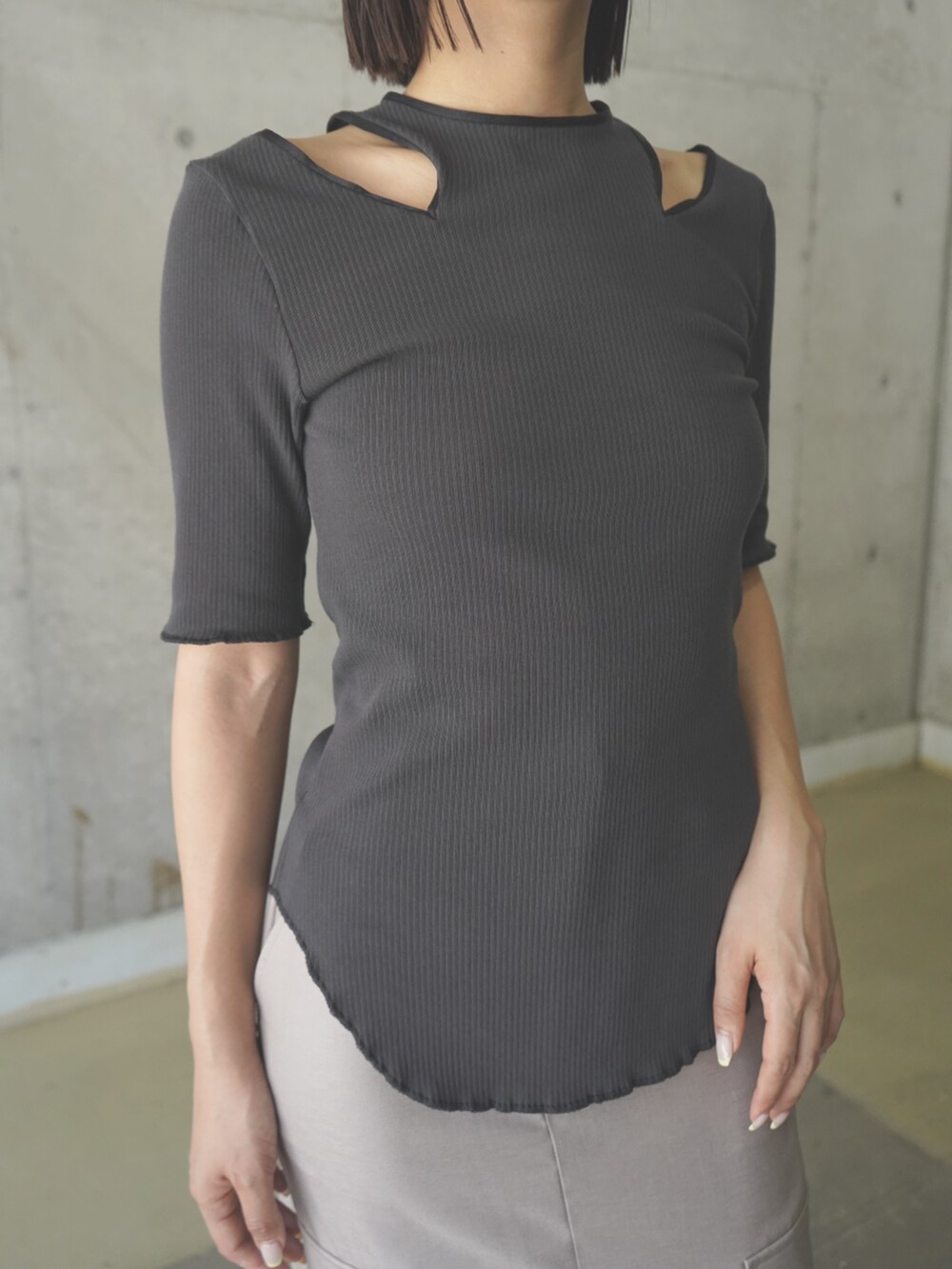 グレー系のTシャツ/カットソー、ベージュ系のその他パンツを着用したレディースの夏コーディネートの2枚目の写真