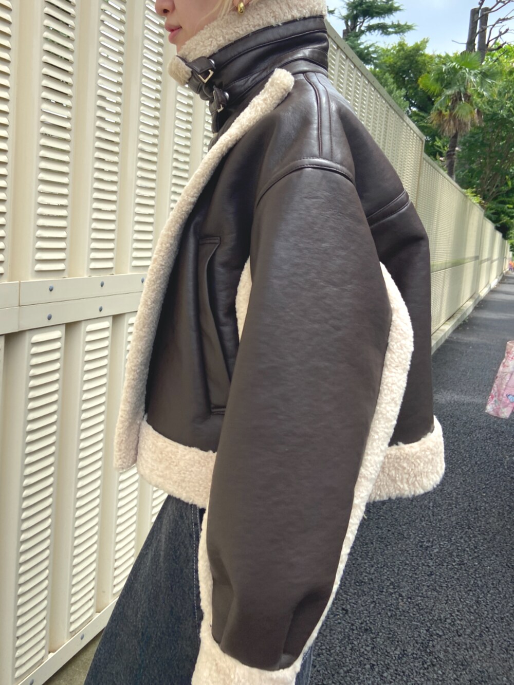 ブラウン系のライダースジャケット、ブラック系のデニムパンツを着用したレディースの冬コーディネートの3枚目の写真