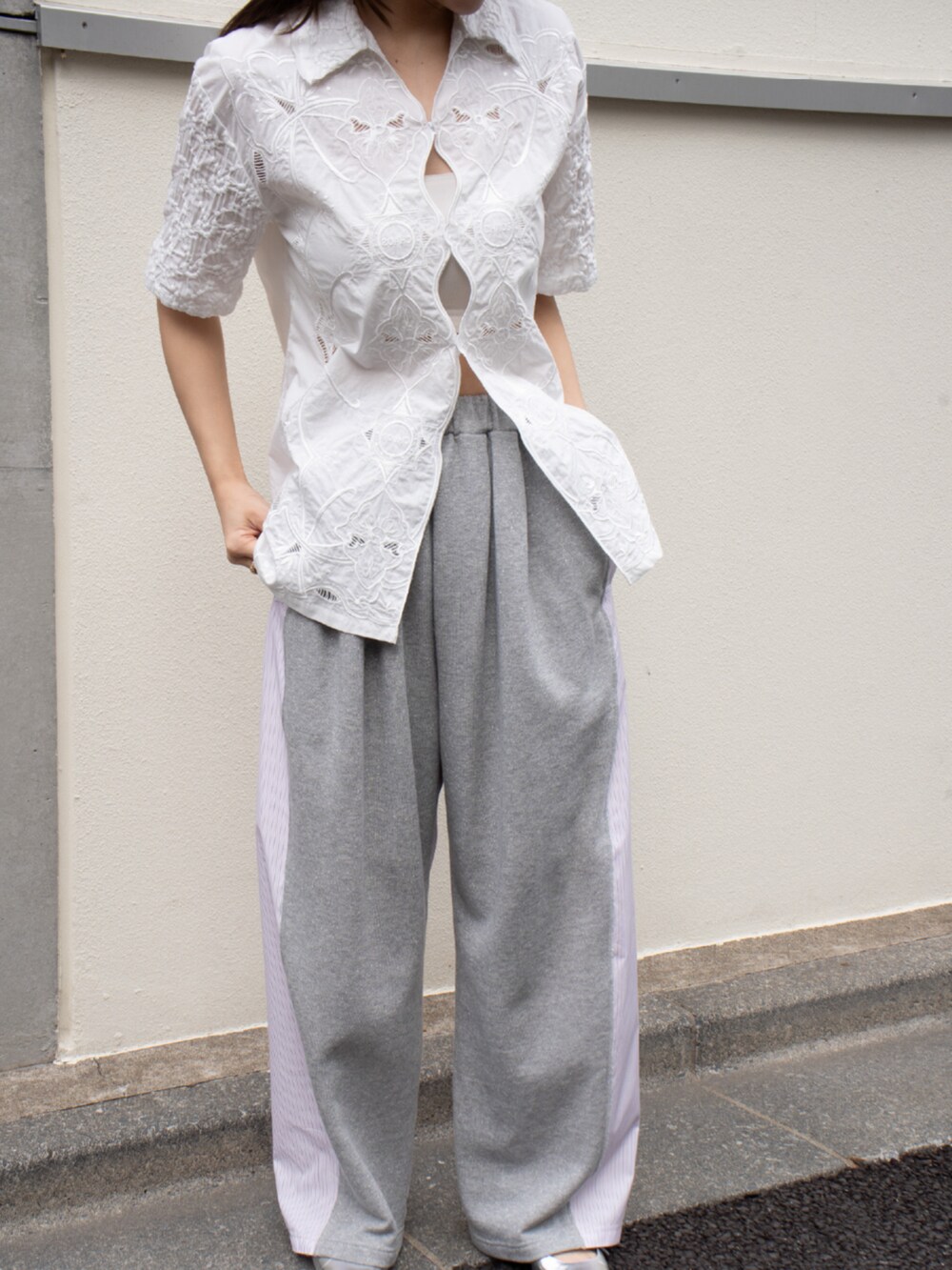 ピンク系のスウェットパンツを着用したレディースの春コーディネートの2枚目の写真