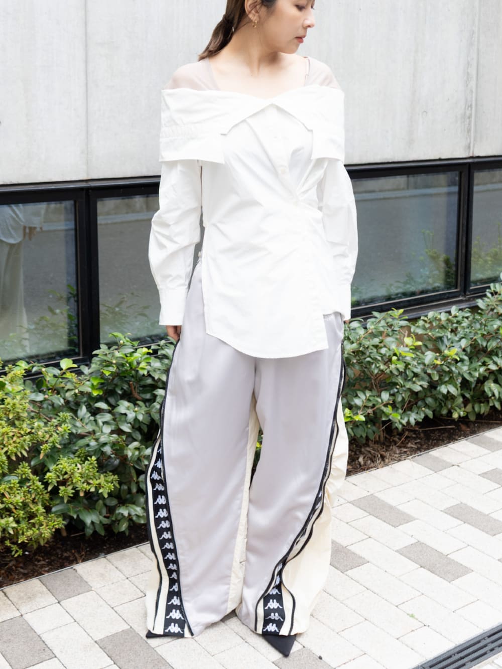 ホワイト系のシャツ/ブラウス、イエロー系のその他パンツを着用したレディースの秋コーディネートの2枚目の写真