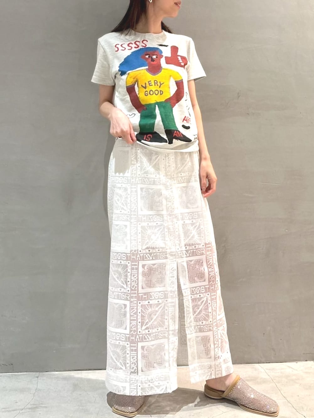 ホワイト系のスカート、ベージュ系のTシャツ/カットソー、ベージュ系のサンダルを着用したレディースの夏コーディネートの2枚目の写真