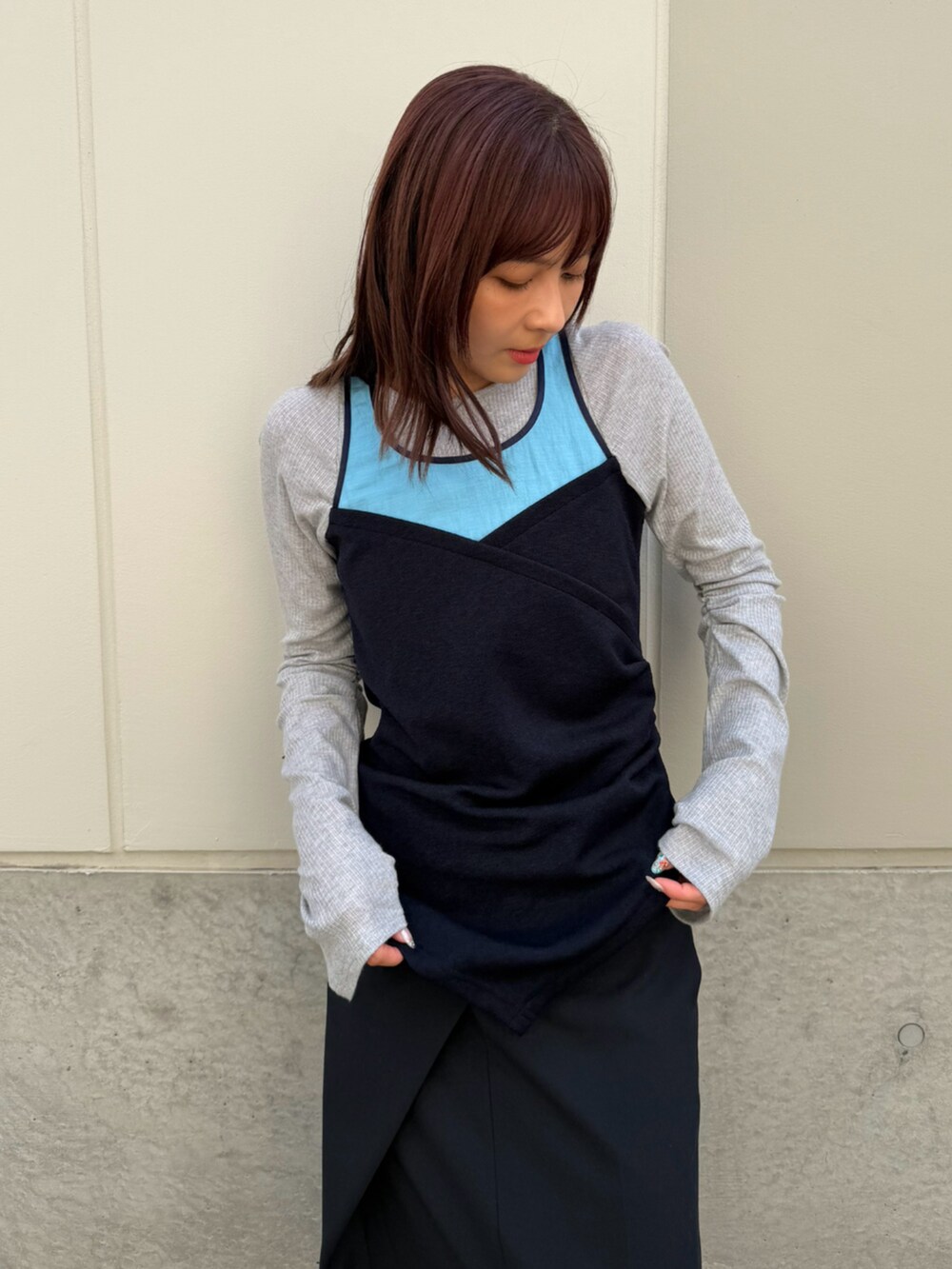 ブルー系のTシャツ/カットソー、ブルー系のスカートを着用したレディースの秋コーディネートの2枚目の写真