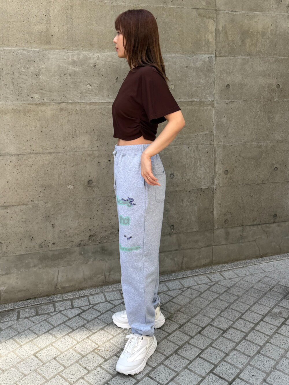 グレー系のスウェットパンツを着用したレディースの春コーディネートの3枚目の写真