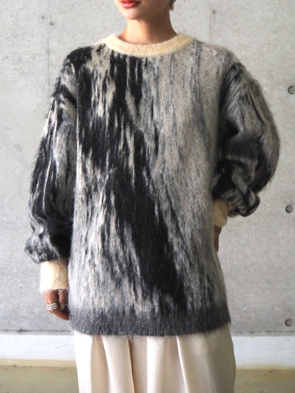 ホワイト系のその他パンツ、ブラック系のニット/セーターを着用したレディースの冬コーディネートの3枚目の写真