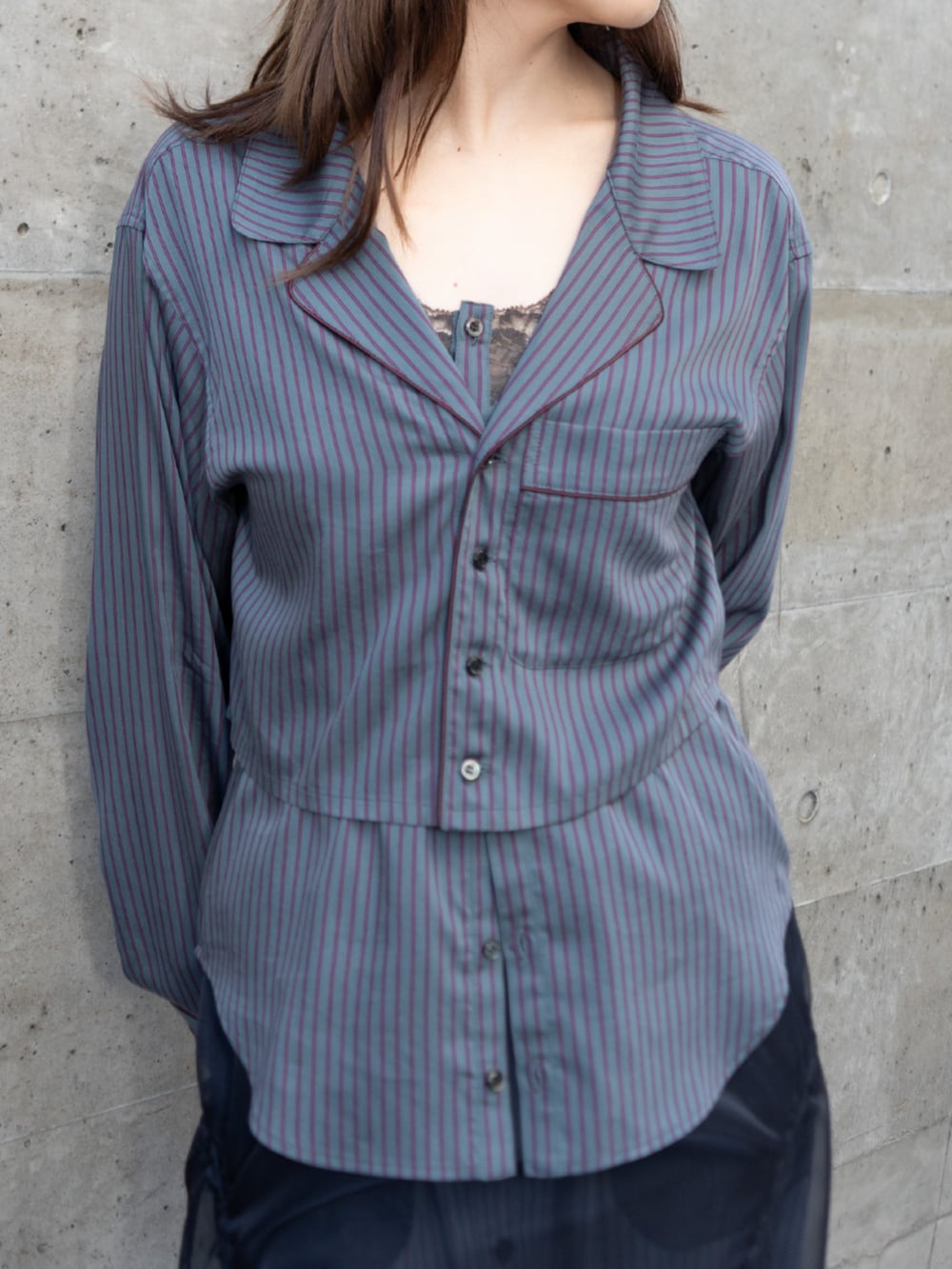 その他のシャツ/ブラウス、ブルー系のスカートを着用したレディースの春コーディネートの2枚目の写真