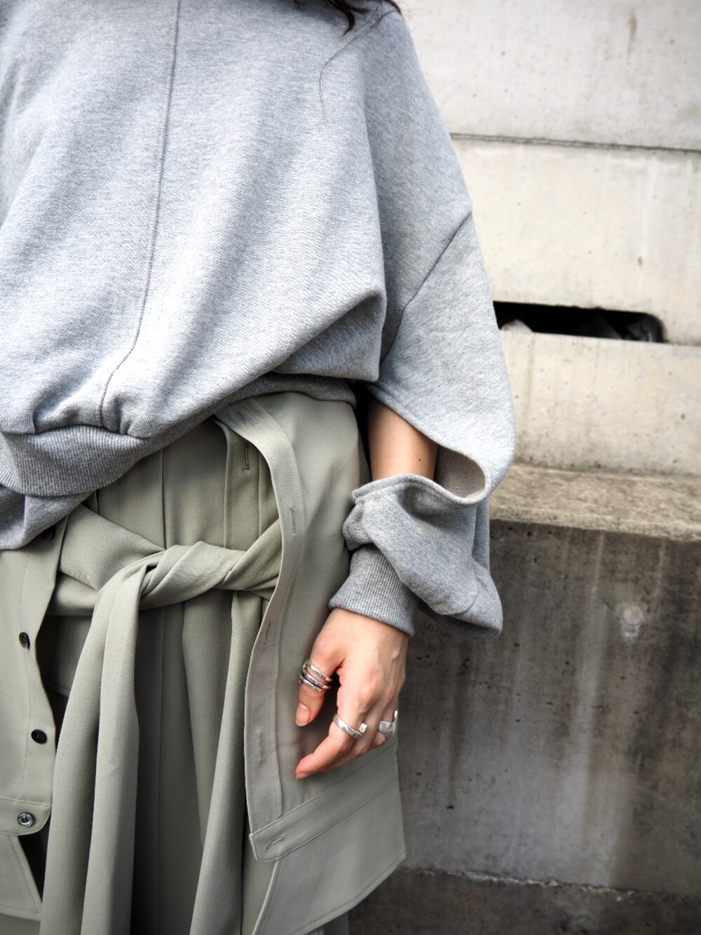 グレー系のスウェット、グリーン系のスカートを着用したレディースの冬コーディネートの3枚目の写真