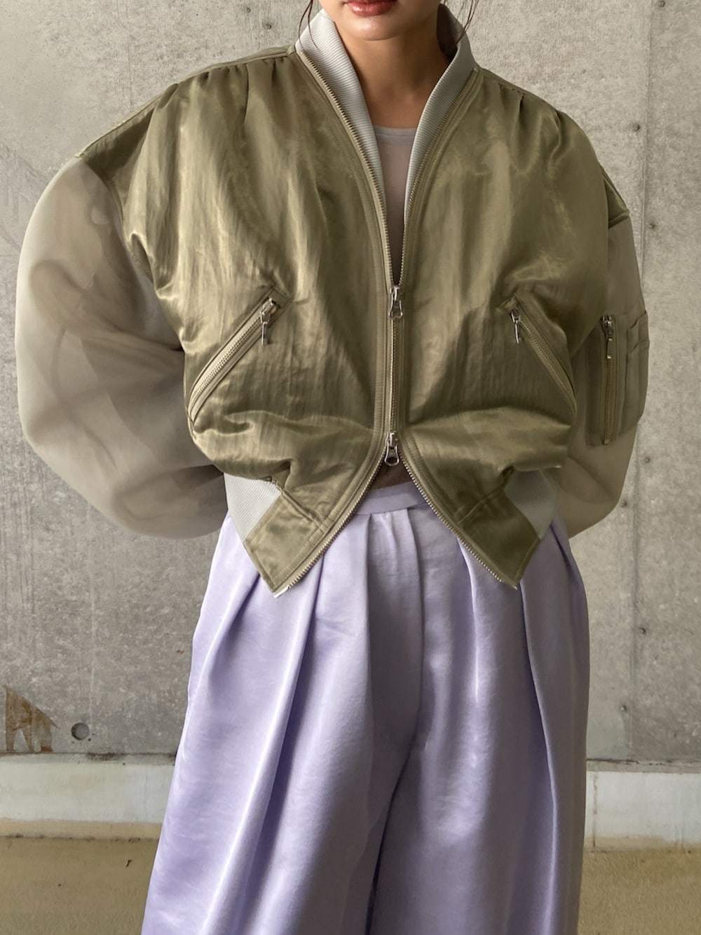 「MA-1、カラーコーデ、カラーパンツ、ラフ、カジュアル、サテンパンツ」｜「THINGS THAT MATTERのSHEER SLEEVES COMPACT MA-1 BLOUSON / シアースリーブコンパクトエムエーワンブルゾン（MA-1、グリーン系）」を使った、THINGS THAT MATTERさん（レディース・160cm）の冬コーディネートの3枚目の写真