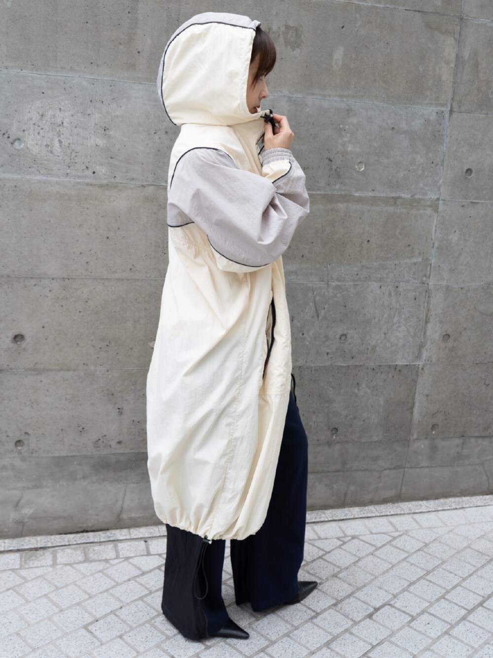 ブラック系のスウェットパンツ、イエロー系のブルゾンを着用したレディースの秋コーディネートの3枚目の写真