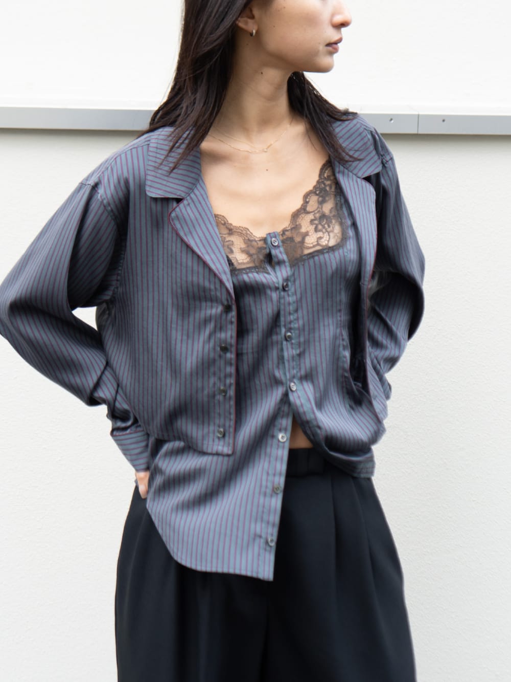 その他のシャツ/ブラウスを着用したレディースの春コーディネートの3枚目の写真