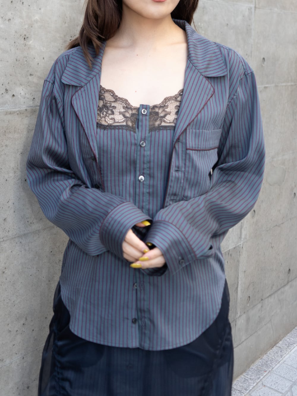 その他のシャツ/ブラウス、ブルー系のスカートを着用したレディースの春コーディネートの3枚目の写真