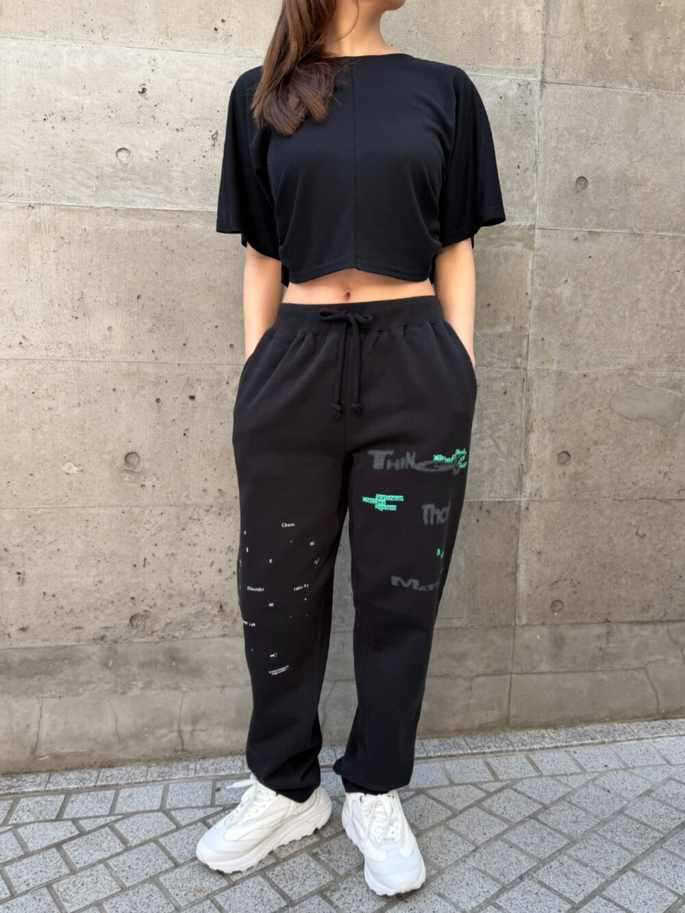 ブラック系のスウェットパンツを着用したレディースの春コーディネートの2枚目の写真