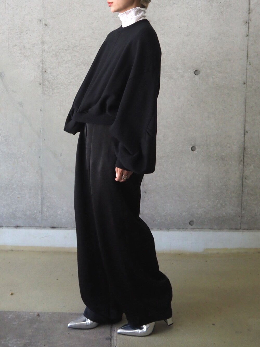 「モノトーン、低身長コーデ、スウェット、レイヤードスタイル、サテンパンツ、ブラックコーデ」｜「THINGS THAT MATTERのTWIST SWEAT PULLOVER / ツイストスウェットプルオーバー（スウェット、ブラック系）」を使った、THINGS THAT MATTERさん（レディース・152cm）の冬コーディネートの3枚目の写真