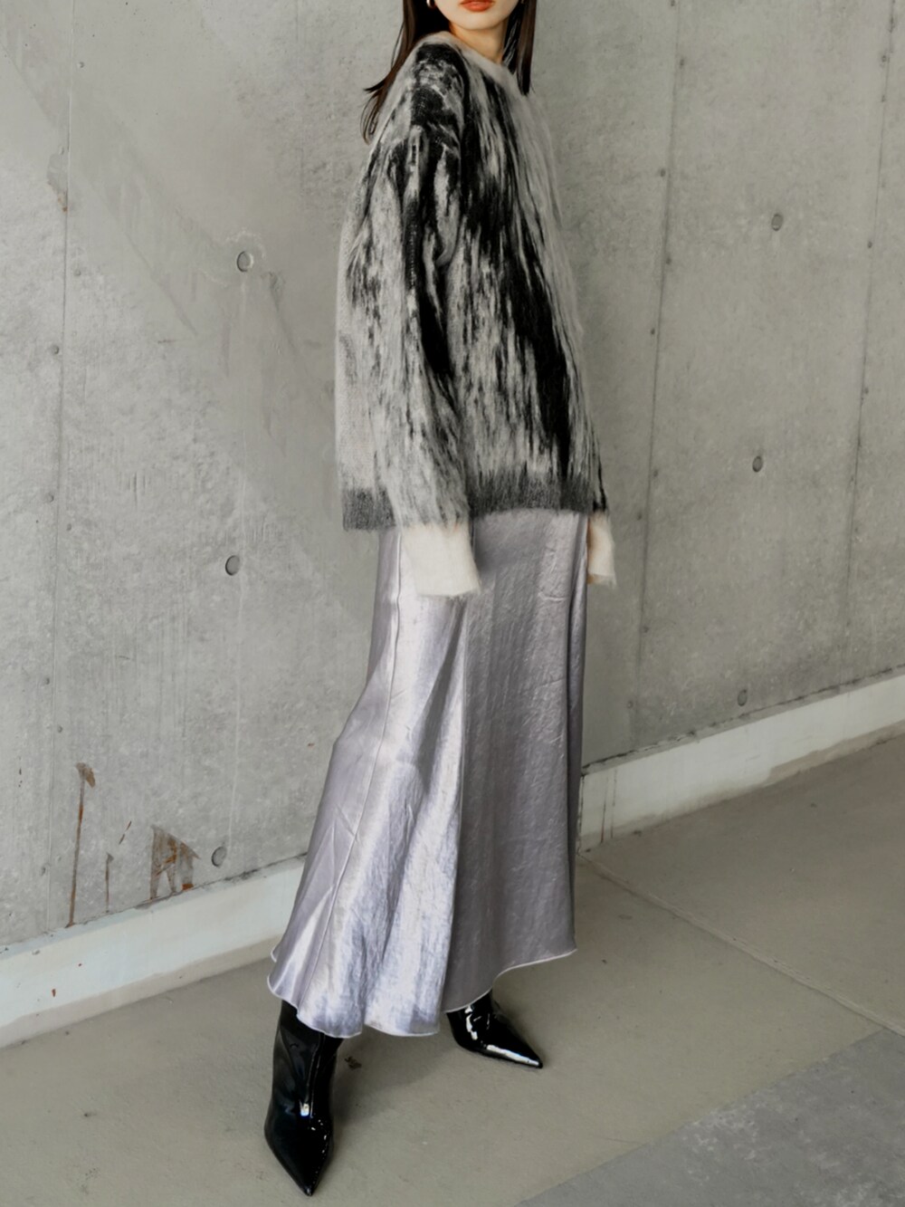 ブラック系のニット/セーターを着用したレディースの冬コーディネートの2枚目の写真