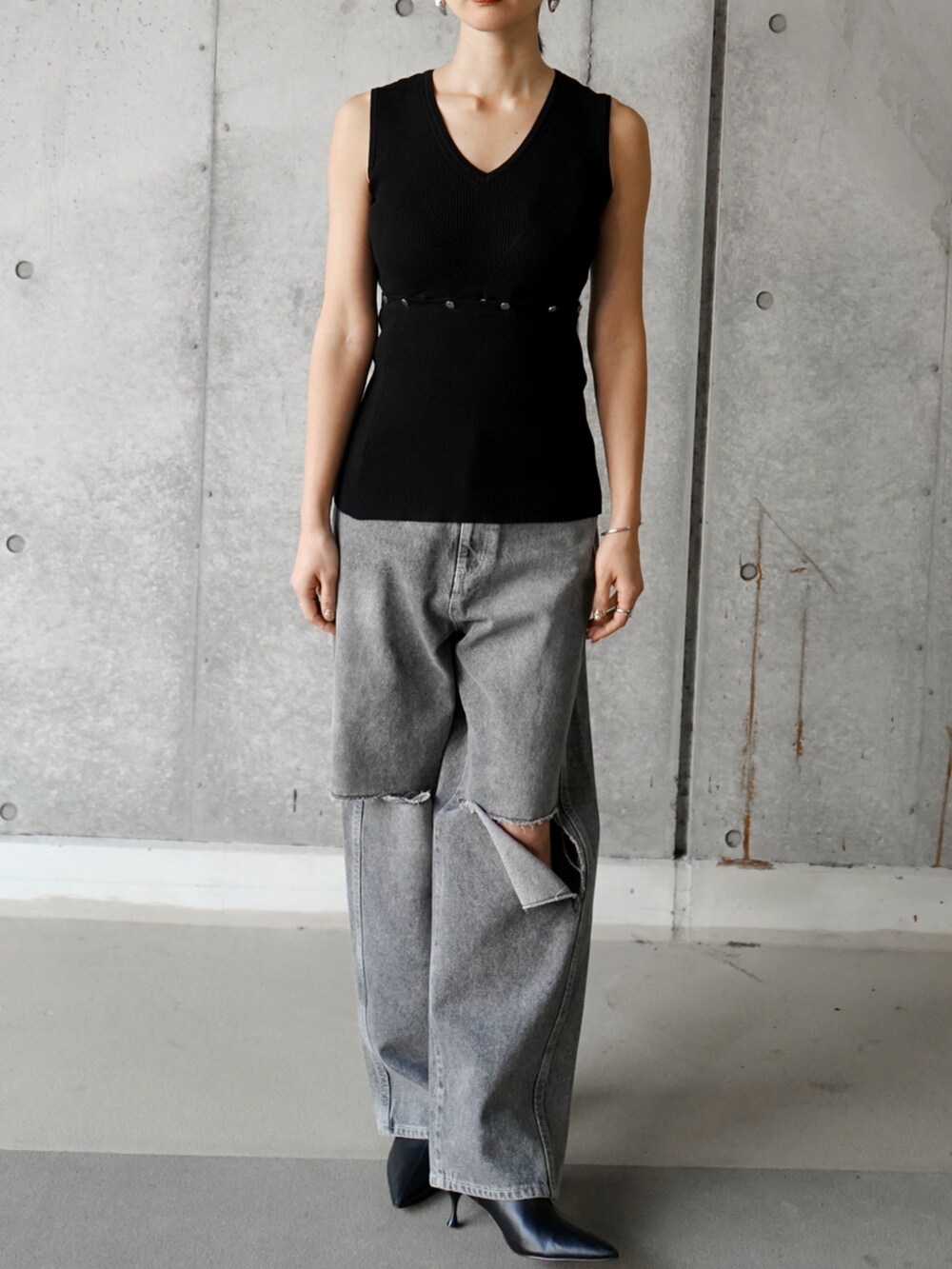 ブラック系のニット/セーター、ブラック系のデニムパンツを着用したレディースの冬コーディネートの3枚目の写真