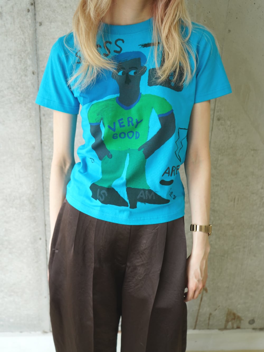 ブルー系のTシャツ/カットソーを着用したレディースの夏コーディネートの2枚目の写真