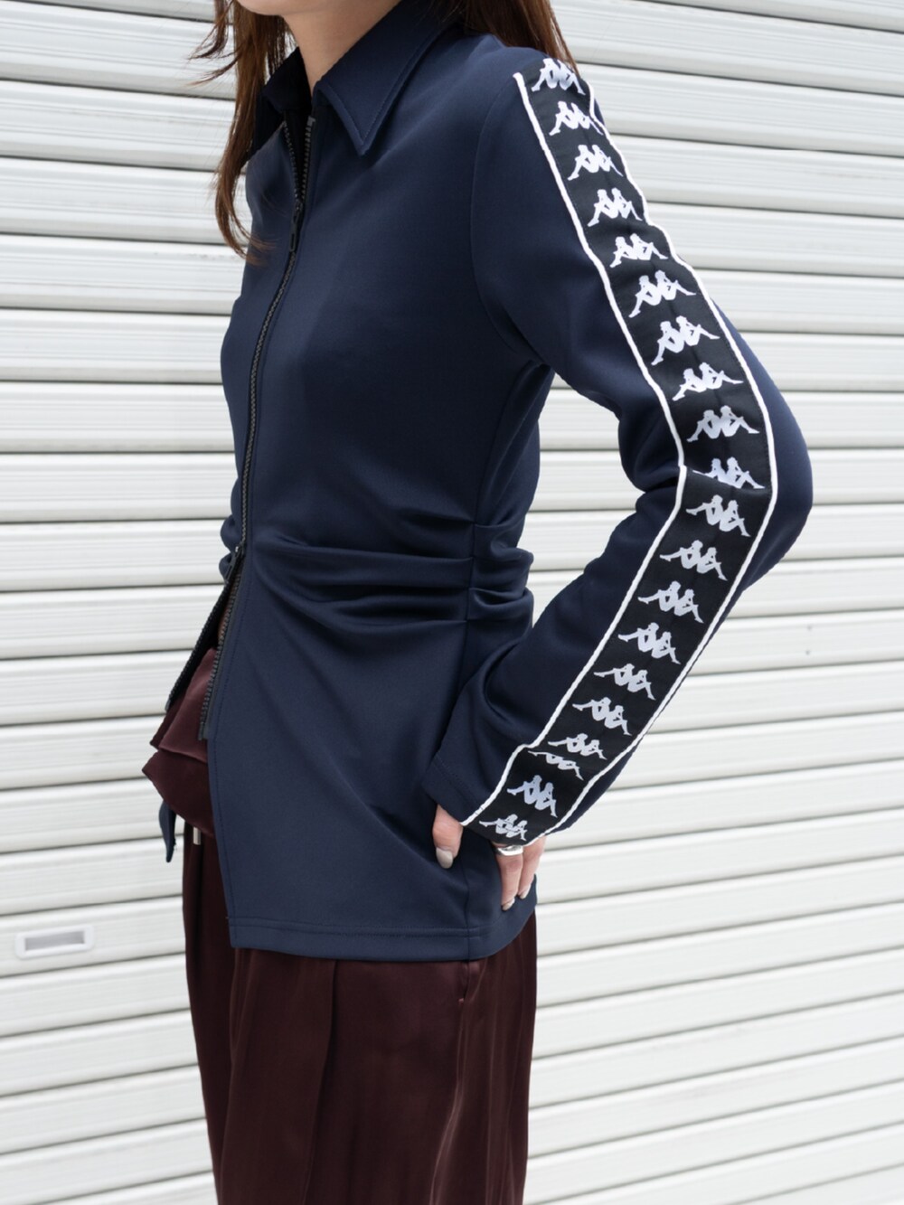 ブラウン系のその他パンツ、ブルー系のジャージを着用したレディースの秋コーディネートの2枚目の写真