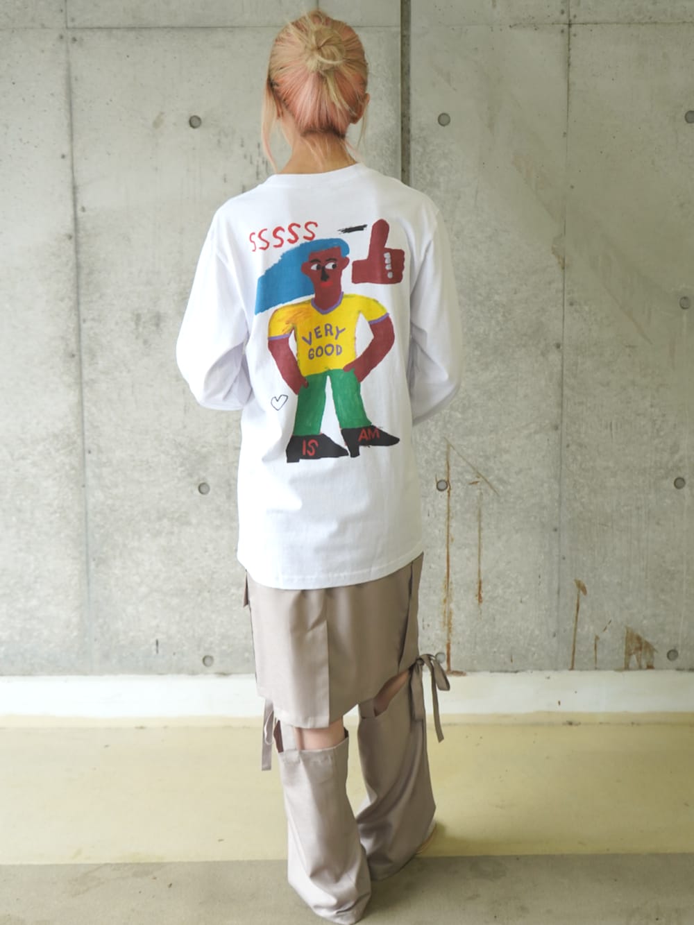 ベージュ系のその他パンツ、ホワイト系のTシャツ/カットソーを着用したレディースの夏コーディネートの2枚目の写真