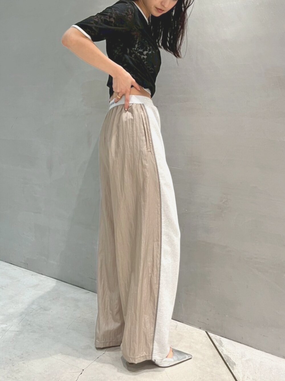 ベージュ系のスウェットパンツ、ブラック系のその他トップスを着用したレディースの夏コーディネートの2枚目の写真