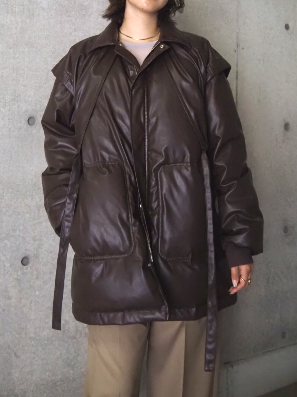 ブラウン系のその他アウター、ベージュ系のスラックスを着用したレディースの冬コーディネートの2枚目の写真