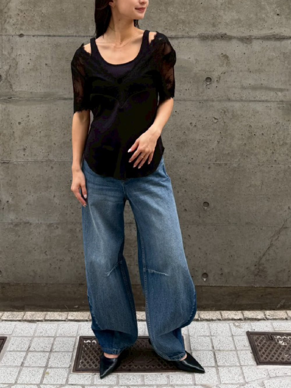 ブルー系のデニムパンツ、ブラック系のTシャツ/カットソーを着用したレディースの夏コーディネートの2枚目の写真