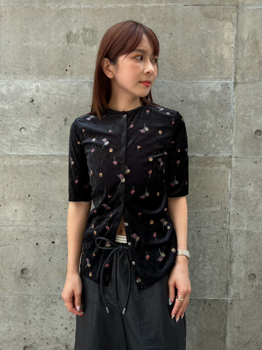 ブラック系のその他パンツ、ブラック系のTシャツ/カットソーを着用したレディースの夏コーディネートの4枚目の写真