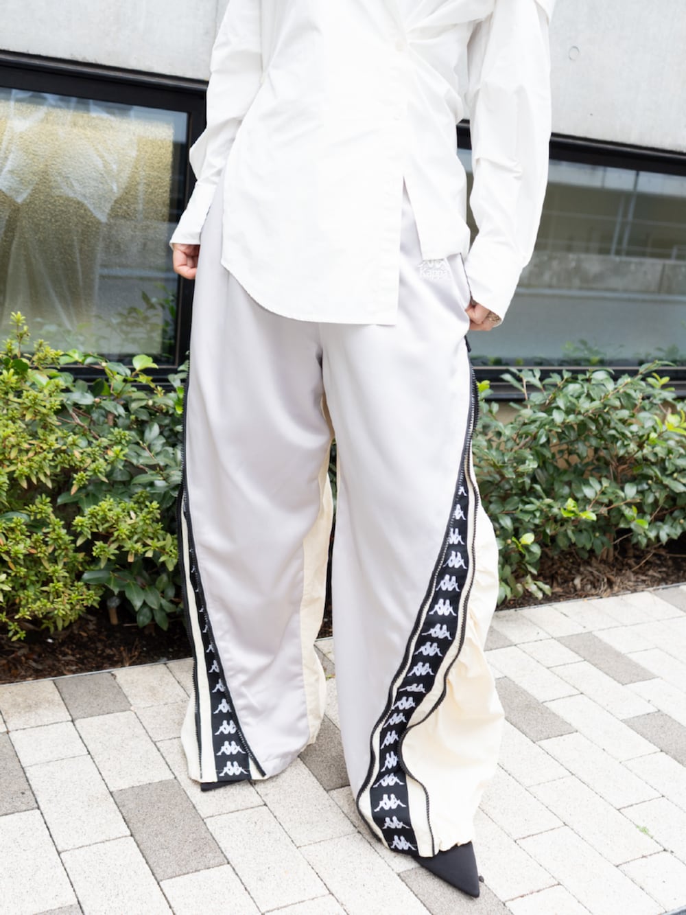 ホワイト系のシャツ/ブラウス、イエロー系のその他パンツを着用したレディースの秋コーディネートの3枚目の写真