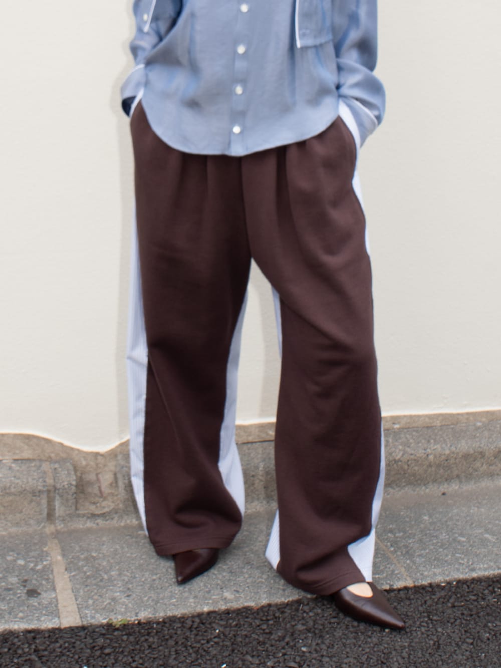 ブルー系のシャツ/ブラウスを着用したレディースの春コーディネートの3枚目の写真