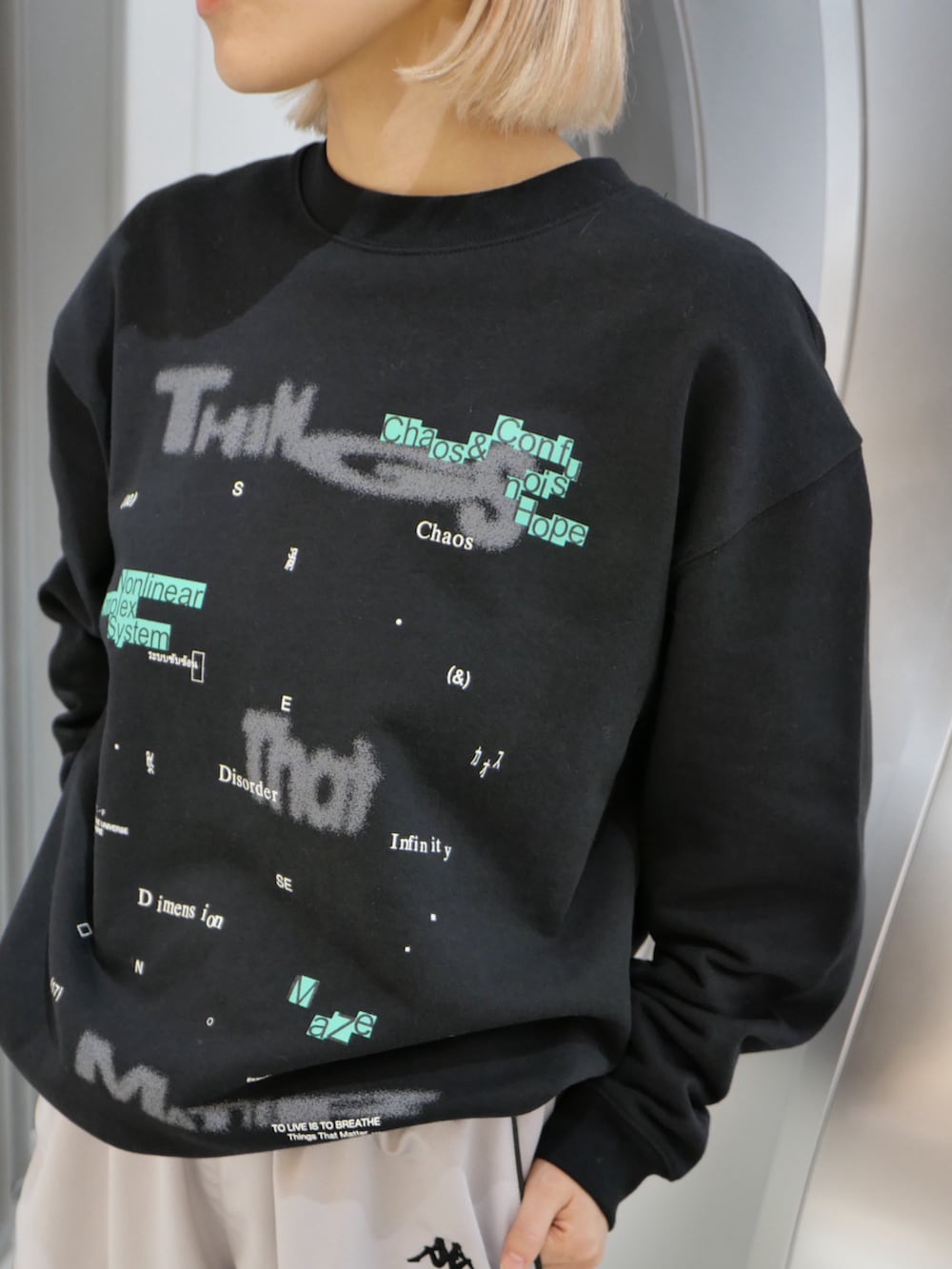 イエロー系のその他パンツ、ブラック系のスウェットを着用したレディースの冬コーディネートの2枚目の写真