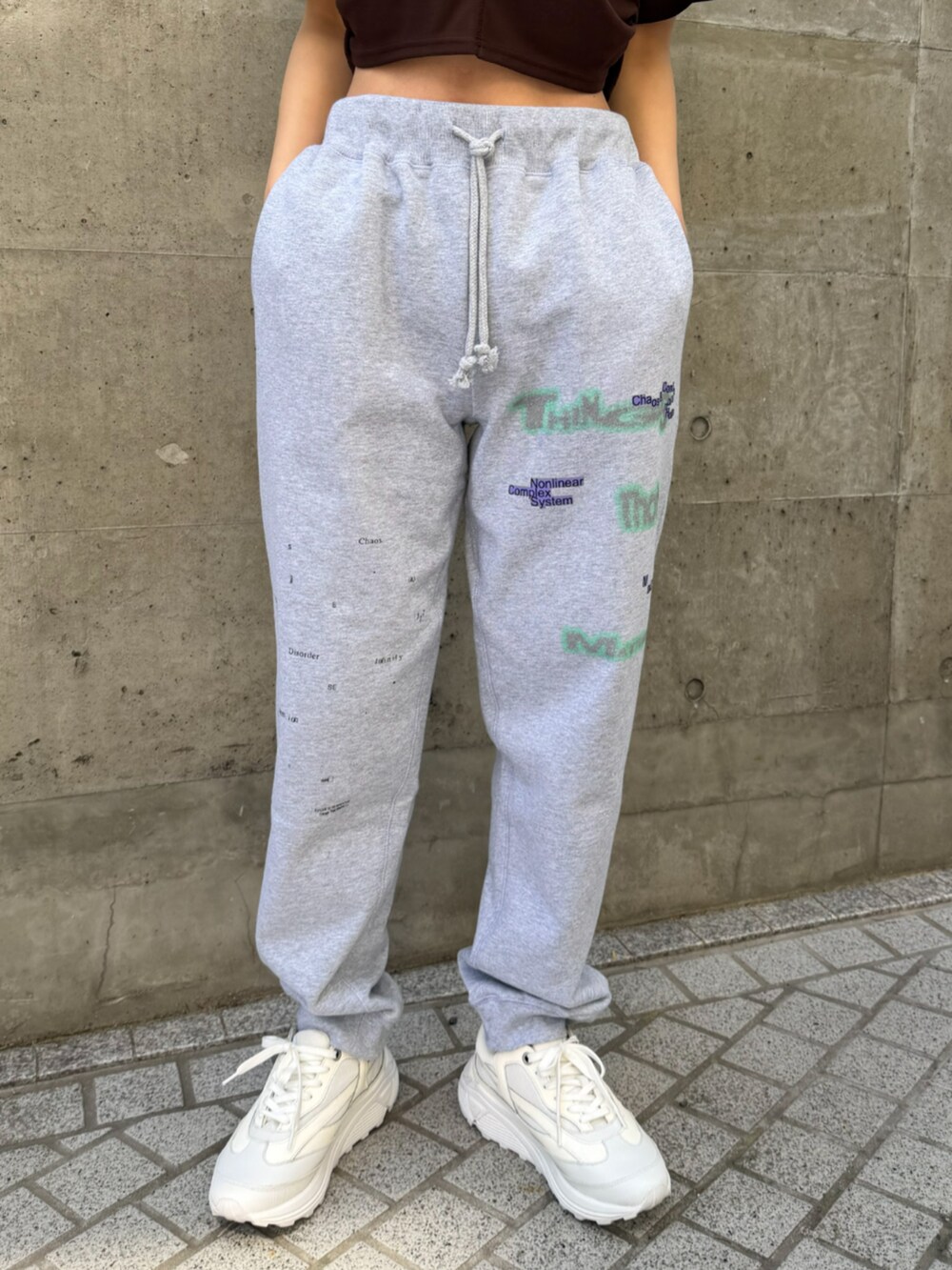 グレー系のスウェットパンツを着用したレディースの春コーディネートの2枚目の写真