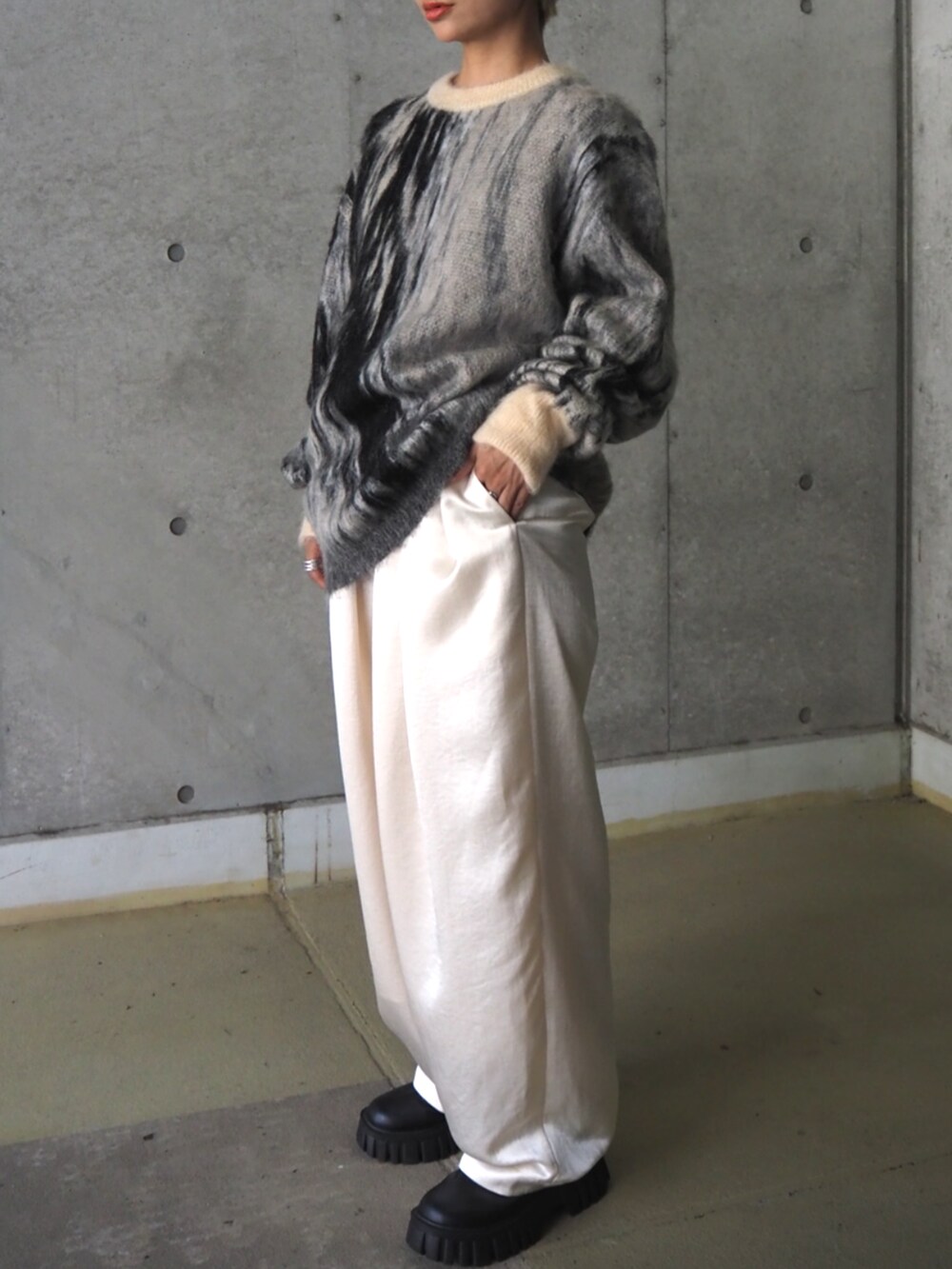 ホワイト系のその他パンツ、ブラック系のニット/セーターを着用したレディースの冬コーディネートの2枚目の写真