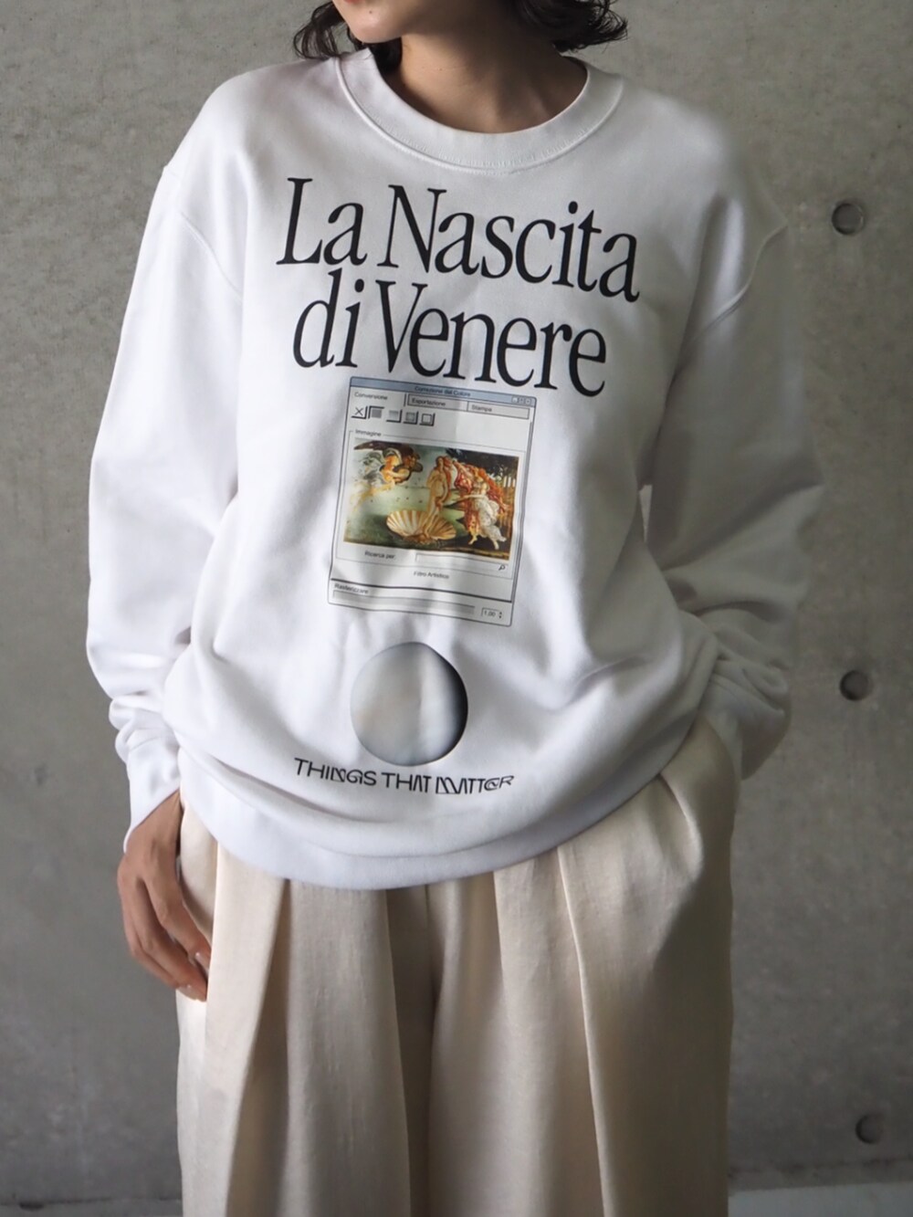 ホワイト系のその他パンツ、ホワイト系のスウェットを着用したレディースの冬コーディネートの3枚目の写真