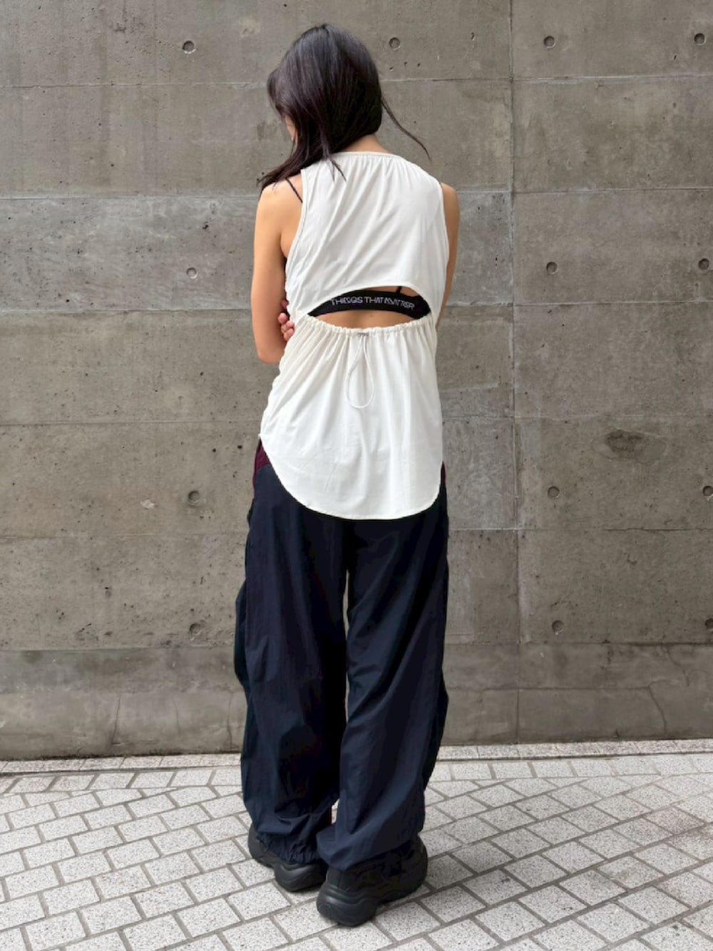 ブルー系のその他パンツ、ホワイト系のタンクトップを着用したレディースの夏コーディネートの3枚目の写真