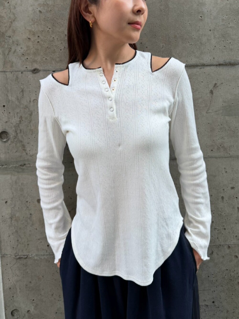 ホワイト系のTシャツ/カットソー、ブラック系のスウェットパンツを着用したレディースの秋コーディネートの2枚目の写真