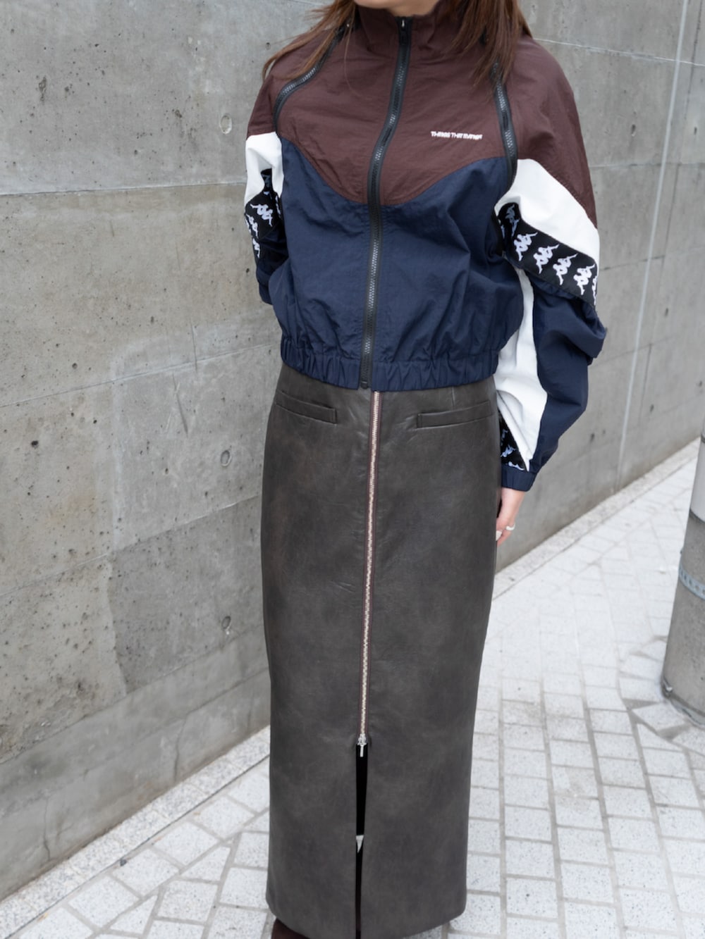 ブラウン系のスカート、ブルー系のブルゾンを着用したレディースの秋コーディネートの2枚目の写真