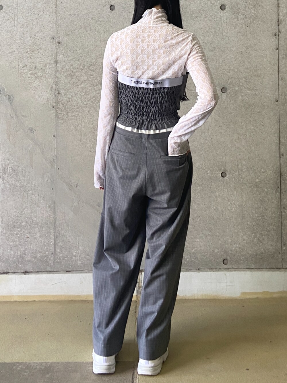 その他のスラックス、ホワイト系のその他トップス、その他のチューブトップを着用したレディースの冬コーディネートの3枚目の写真