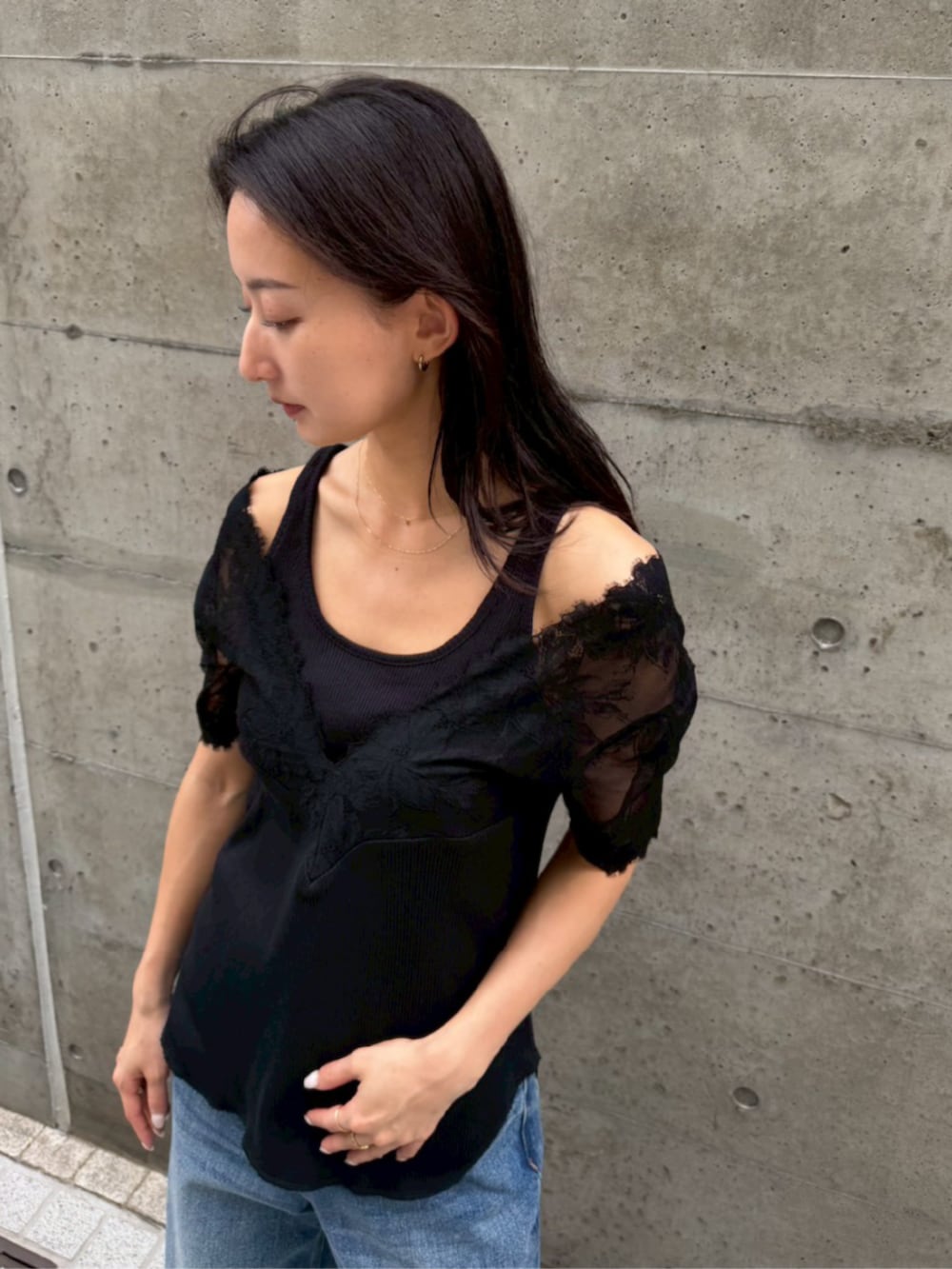 ブルー系のデニムパンツ、ブラック系のTシャツ/カットソーを着用したレディースの夏コーディネートの3枚目の写真