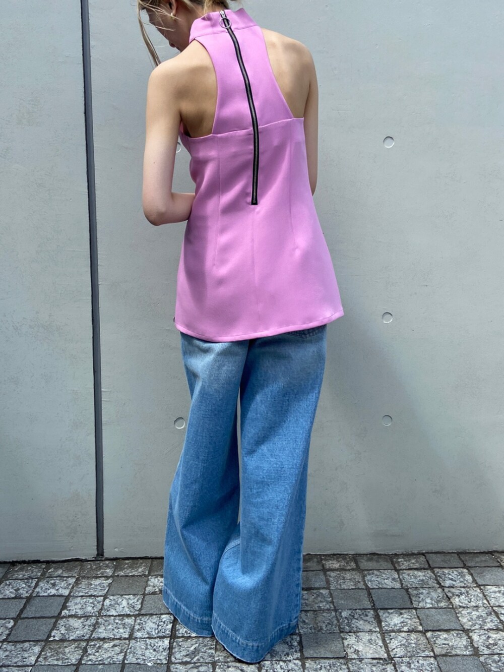 「ワイドパンツ、夏服、カラーコーデ、ピンク、デニム」｜「THINGS THAT MATTERの【ZOZO限定商品】 WAIST LOGO DENIM WIDE PANTS / ウェストロゴデニムワイドパンツ（デニムパンツ、ブルー系）」を使った、THINGS THAT MATTERさん（レディース・165cm）の春コーディネートの2枚目の写真