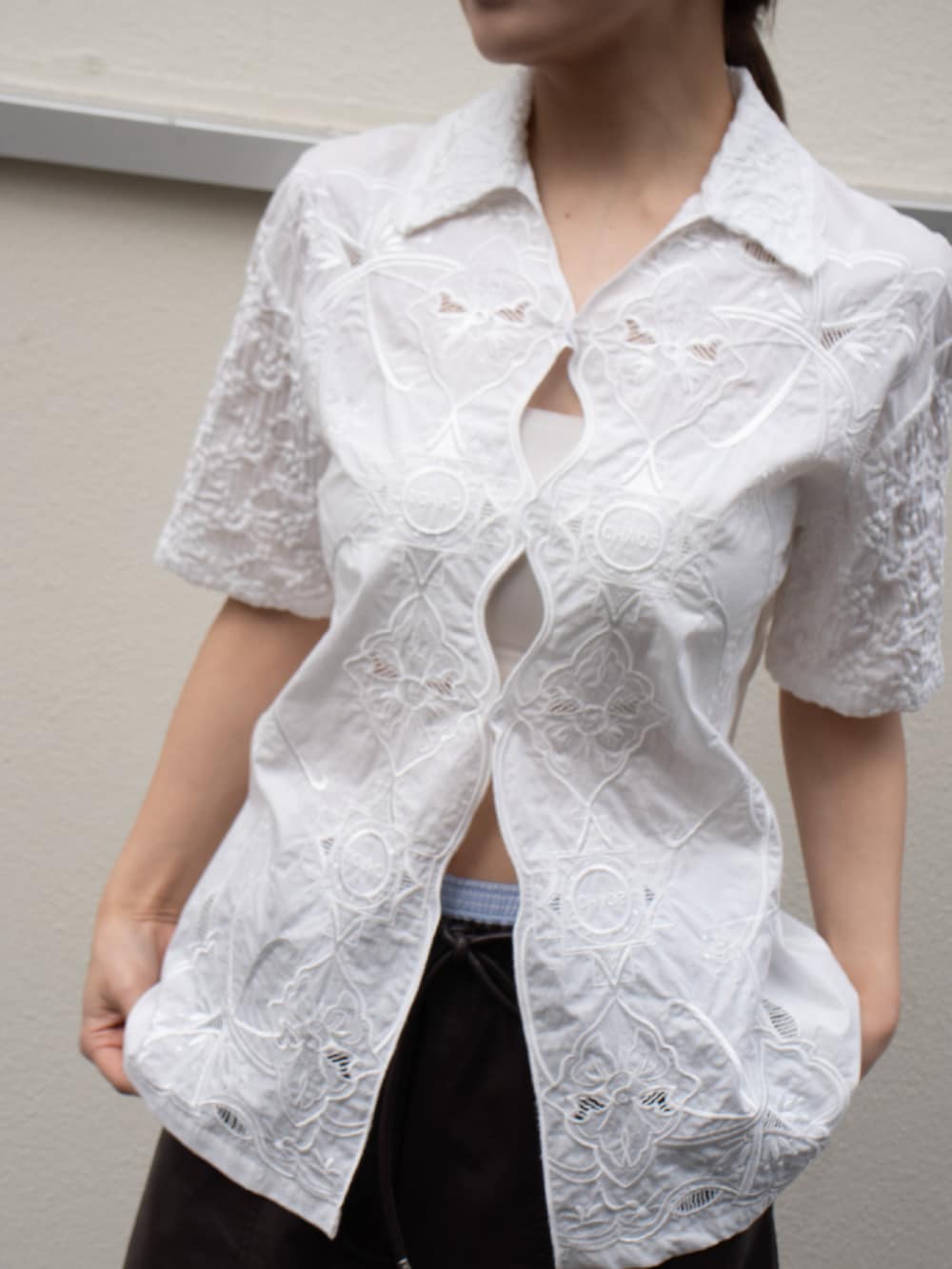 ブラウン系のその他パンツを着用したレディースの春コーディネートの2枚目の写真