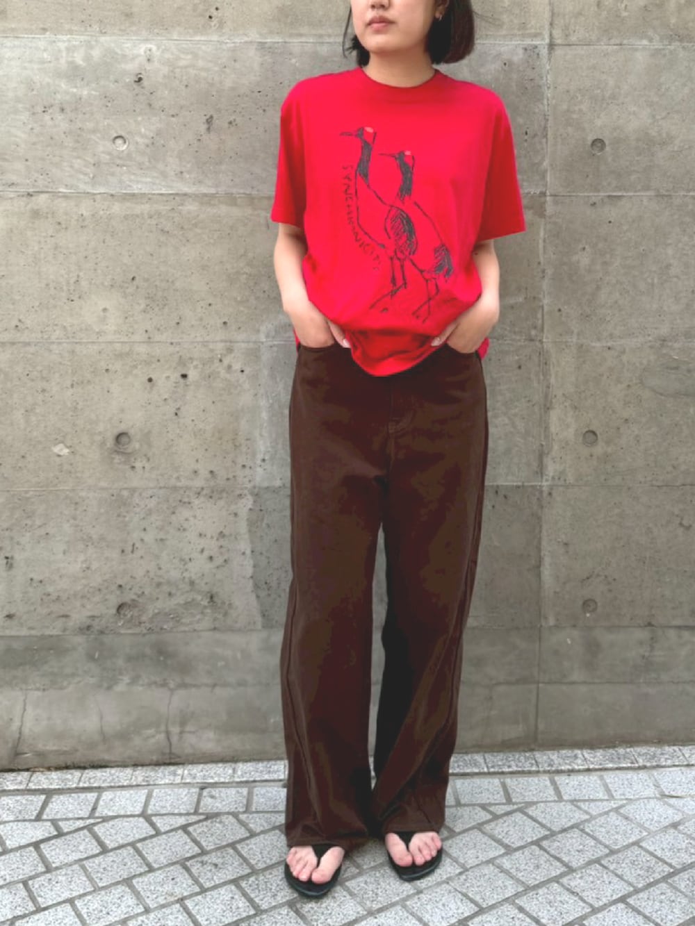 ブラウン系のデニムパンツ、レッド系のTシャツ/カットソーを着用したレディースの夏コーディネートの2枚目の写真