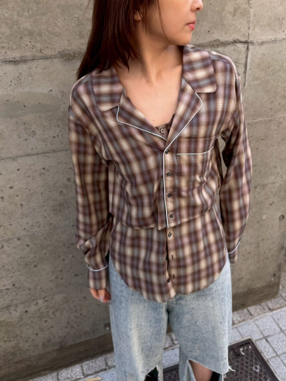 ブルー系のデニムパンツ、その他のシャツ/ブラウスを着用したレディースの春コーディネートの4枚目の写真