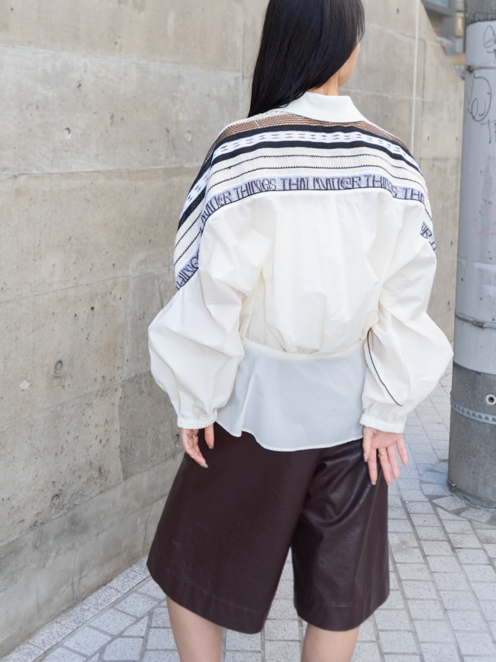 ブラウン系のその他パンツ、ベージュ系のブルゾンを着用したレディースの春コーディネートの3枚目の写真